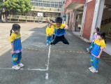 103 playing with the rubber band rope (73)