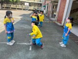 103 playing with the rubber band rope (80)