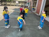 103 playing with the rubber band rope (81)