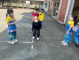 103 playing with the rubber band rope (82)