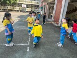 103 playing with the rubber band rope (84)