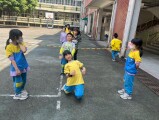 103 playing with the rubber band rope (85)
