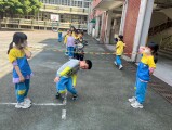 103 playing with the rubber band rope (86)