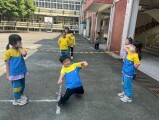 103 playing with the rubber band rope (89)