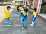 103 playing with the rubber band rope (93)