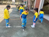 103 playing with the rubber band rope (94)