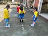 103 playing with the rubber band rope (95)
