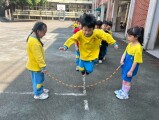 103 playing with the rubber band rope (96)