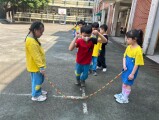 103 playing with the rubber band rope (97)
