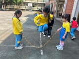 103 playing with the rubber band rope (98)