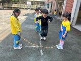 103 playing with the rubber band rope (99)