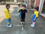 103 playing with the rubber band rope (100)