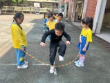 103 playing with the rubber band rope (101)