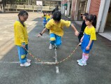 103 playing with the rubber band rope (102)