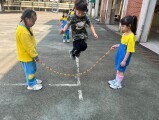 103 playing with the rubber band rope (104)