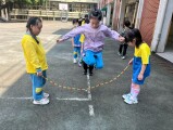 103 playing with the rubber band rope (105)