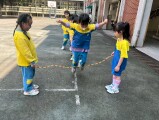 103 playing with the rubber band rope (107)