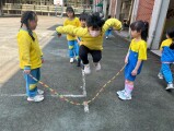 103 playing with the rubber band rope (109)