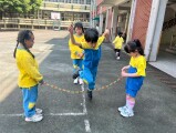 103 playing with the rubber band rope (110)