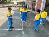 103 playing with the rubber band rope (112)