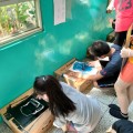 第一組使用各種顏色的印墨海洋家園行動學習