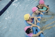 歡樂游泳趣：教練費心思安排活動讓小朋友不怕水